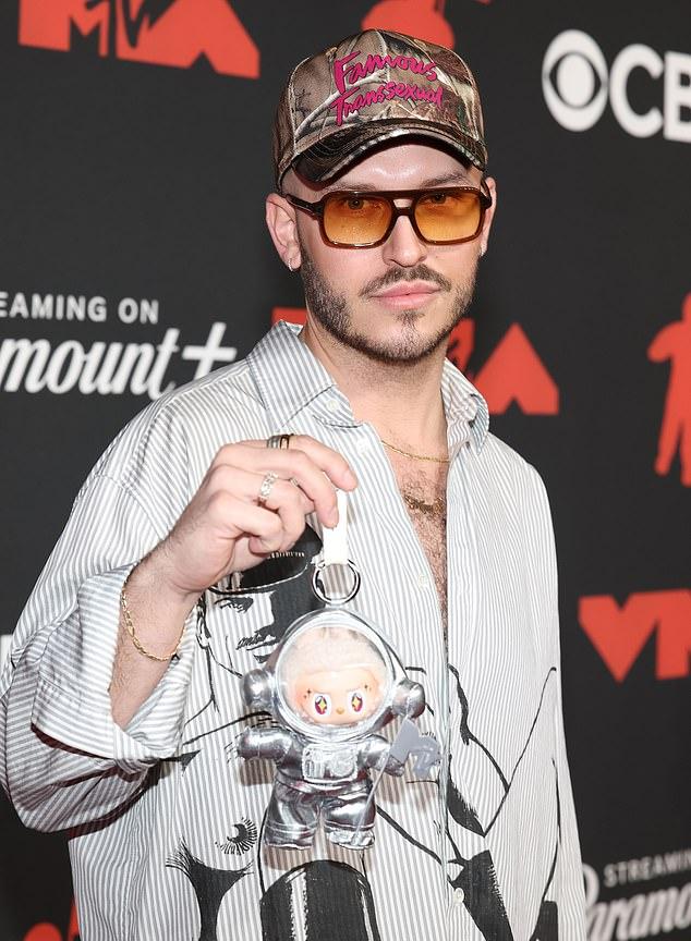 Стилист знаменитостей (как Лиззо) Монро, представивший своих Labubu на MTV VMA 2025, теперь преображает крошечных кукол.
