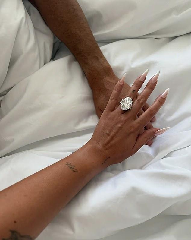 Учитывая, что она помолвлена с одним из самых богатых спортсменов мира, неудивительно, что Джорджина Родригес демонстрирует новое украшение на своем безымянном пальце