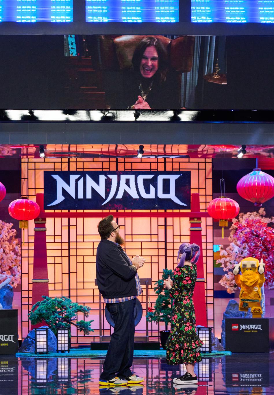 LEGO MASTERS JR: Судья Бун Лэнгстон, спецгость Оззи Осборн и ведущая Келли Осборн. Эпизод "Ниндзяго" в эфире FOX в понедельник, 8 сентября.