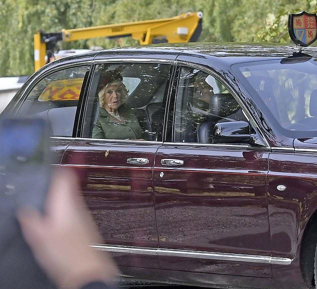 Элегантная в зелёном тартане, королева Камилла сопровождала Короля на утренней поездке в церковь.