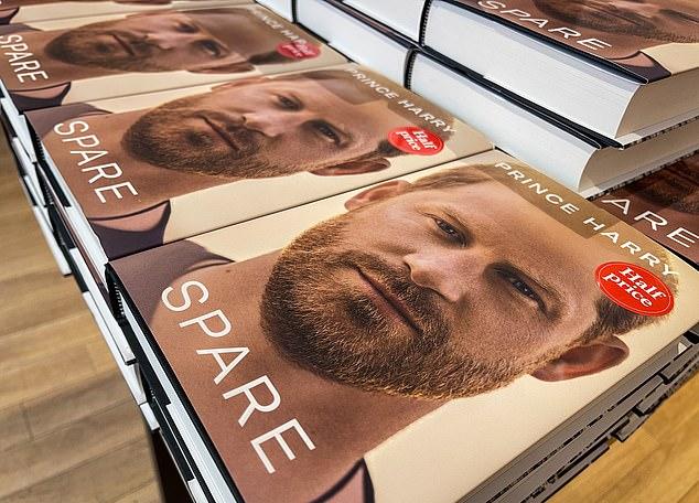 Книга принца Гарри представлена в книжном магазине Бата, Англия, 22 января 2023 года.