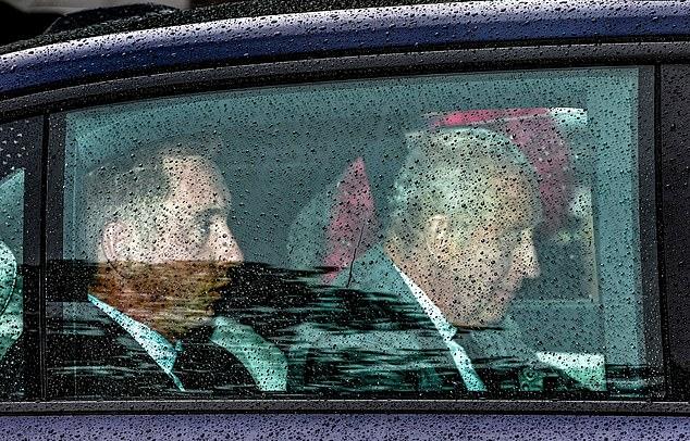 Король Карл прибывает в лондонский Кларенс-хаус для встречи с сыном Гарри.