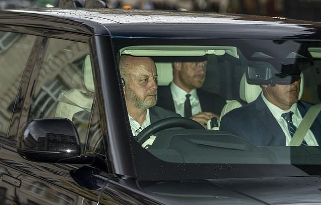 Принц Гарри прибывает в Кларенс-Хаус, Лондон, к отцу, королю Карлу.