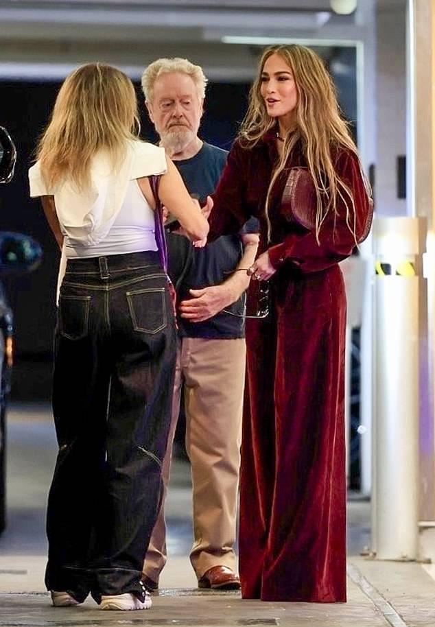 Намекая на возможность нового сотрудничества, поп-певица начала неделю встречей в штаб-квартире своего бывшего.