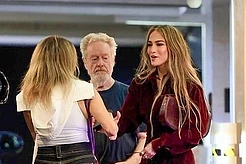 Дженнифер Лопес Приковала Взгляды Во Время Визита в Офис Бена Аффлека