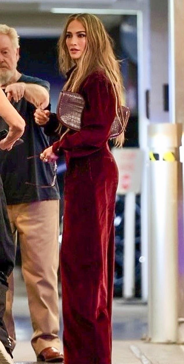Дженнифер Лопес (56) произвела фурор в красном бархатном костюме, заехав в понедельник в офис компании экс-супруга Бена Аффлека в Лос-Анджелесе.