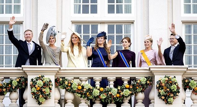 Король Виллем-Александр, королева Максима, их дочери, принцесса Лорентин и принц Константин Нидерландские махали собравшимся с балкона дворца Нордейнде во вторник.