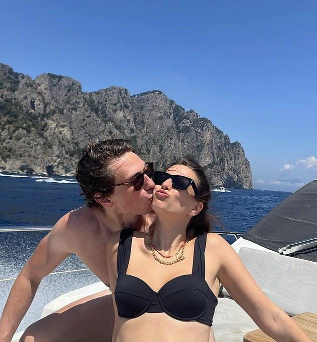 British Vogue опубликовал потрясающие фото, где 28-летняя звезда "Back to Black" блистала в атласном платье Emilia Wickstead и девятифутовой фате (год назад).