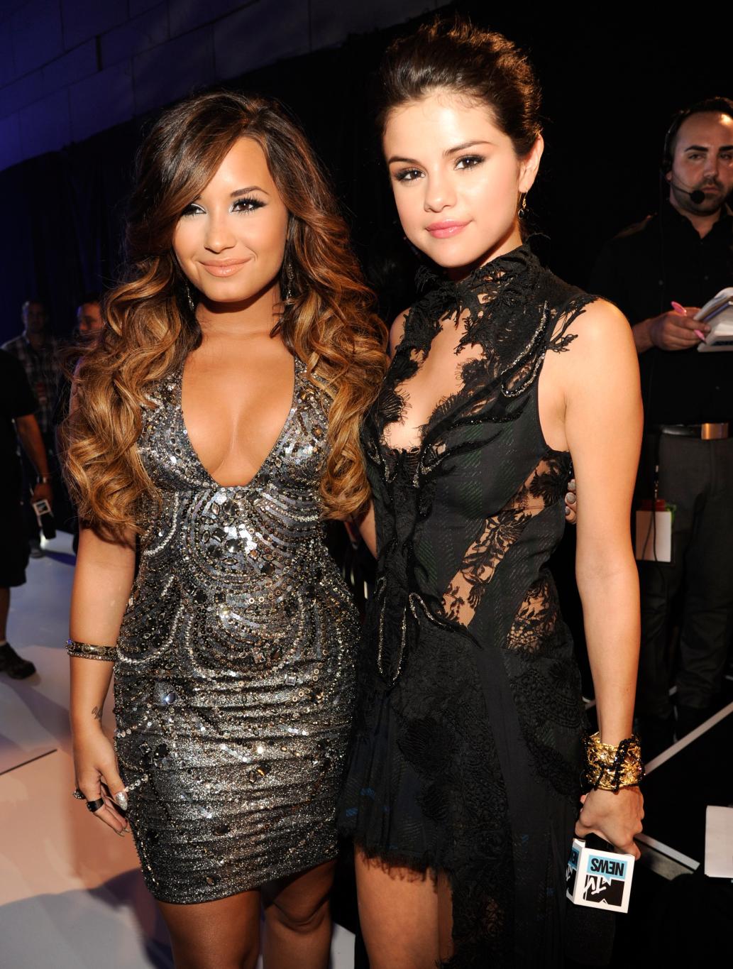 Селена Гомес и Деми Ловато на церемонии MTV VMA 2011 в августе.