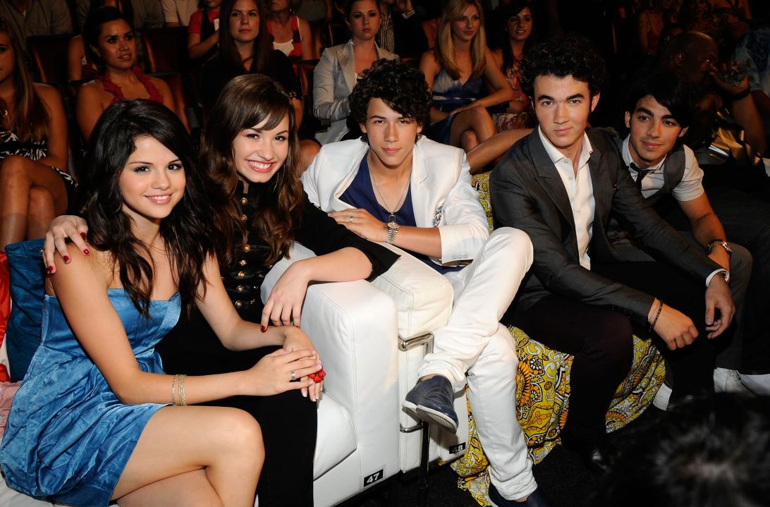 Селена Гомес, Деми Ловато, Ник Джонас и Кевин Джонас на Teen Choice Awards в августе 2008 года.
