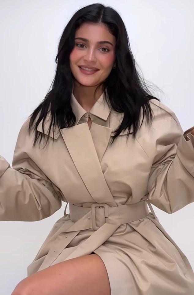 Кайли Дженнер представила в Instagram закулисное видео своей коллекции Khy x HYDRA.