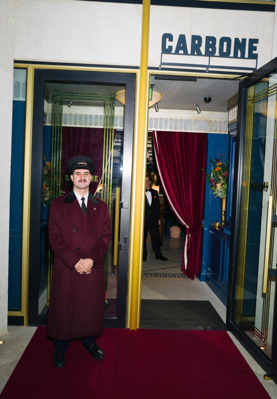 Перед Carbone London.
