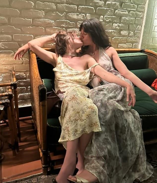 Скаут Уиллис (34), дочь Деми Мур и Брюса, опубликовала в Instagram игривые фото, где целует девушек. Личность одной из них не установлена.