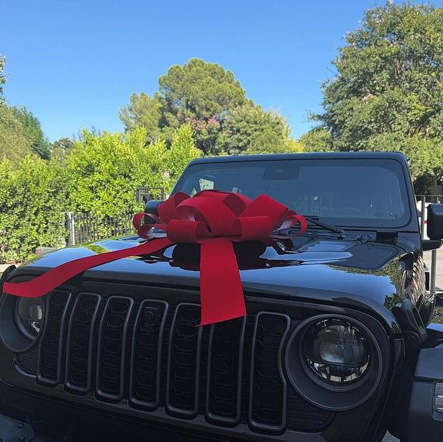 На некоторых её фото был блестящий Jeep Rubicon, припаркованный во дворе, с большим красным бантом на капоте — подарок Шарлотте.
