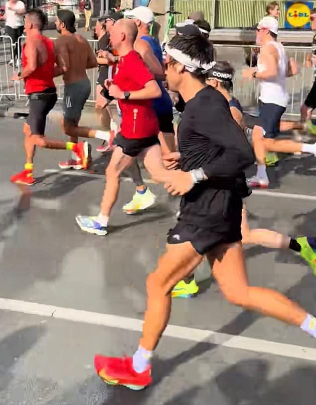 31-летний певец впечатлил зрителей, пробежав дистанцию за 2:59:13 — личный рекорд со средним темпом 6:50/милю.