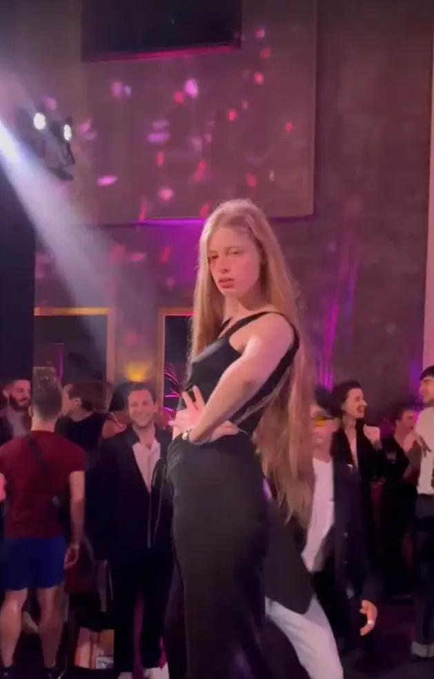 Вивиан Уилсон прекрасно танцует.