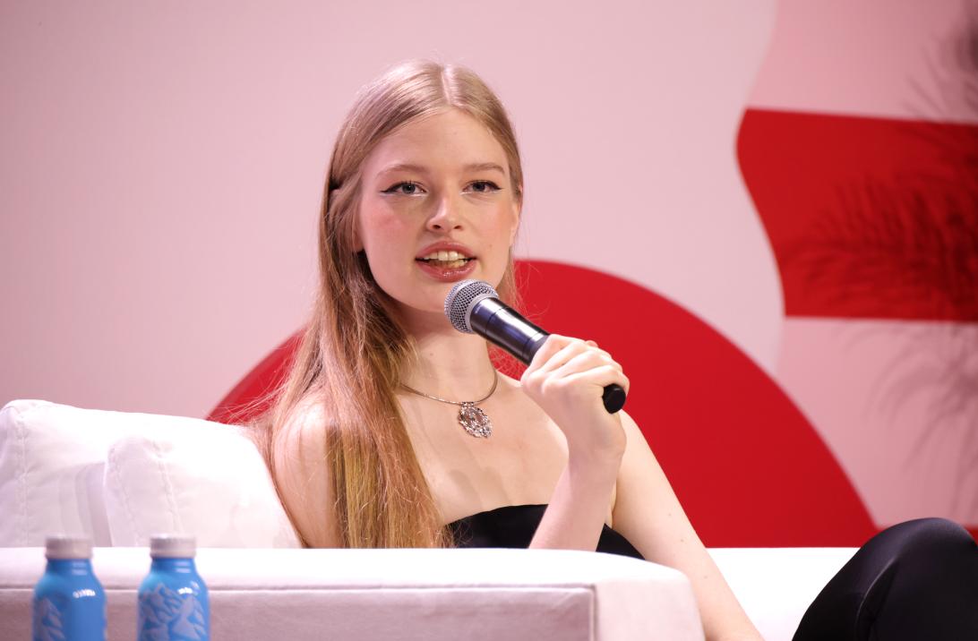 Вивиан Дженна Уилсон выступает на сцене саммита Teen Vogue 2025 в NYA WEST, Лос-Анджелес, 20 сентября 2025 года.