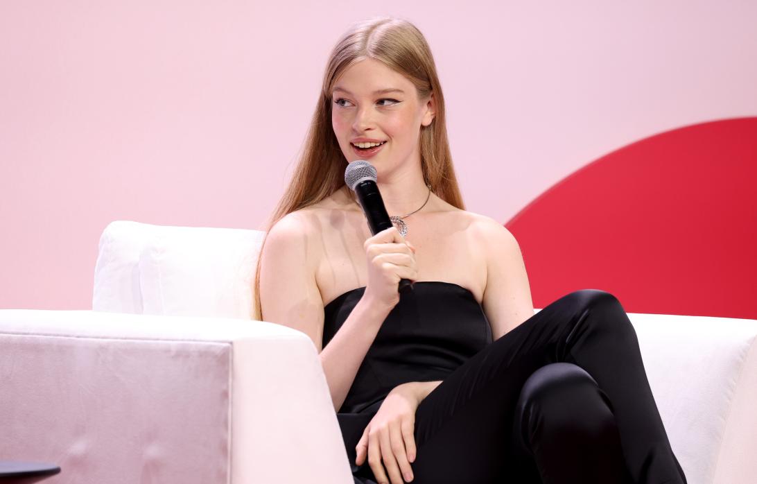 Вивиан Дженна Уилсон выступает на сцене саммита Teen Vogue 2025 в NYA WEST, Лос-Анджелес, 20 сентября 2025 года.