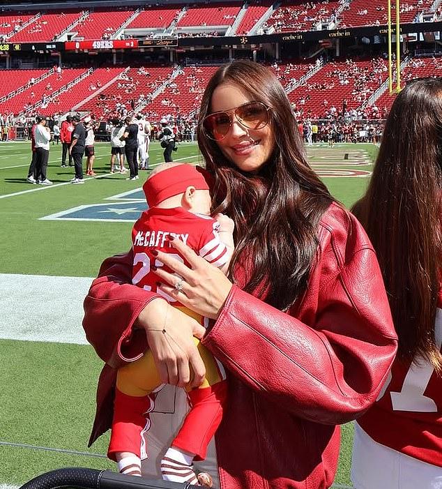 Колетт надела боди, стилизованное под форму «49ers», с папиным номером 23.