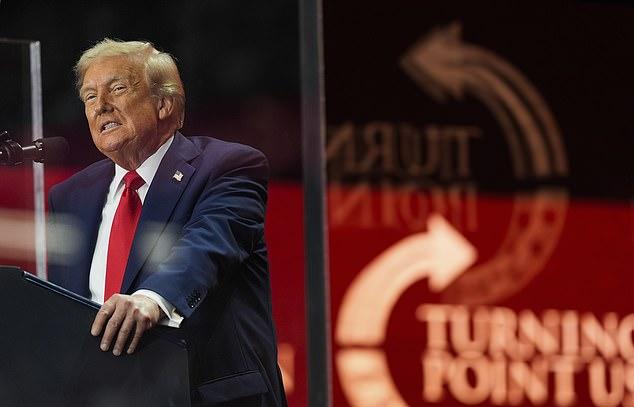 Президент Дональд Трамп поздравил ABC с отстранением Киммела, сфотографированного 21 сентября на поминках Кирка.