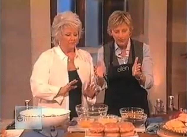 Бывший ведущий Food Network вручил ветчину давней веганке Эллен. Момент запечатлен на стоп-кадре из The Ellen DeGeneres Show.