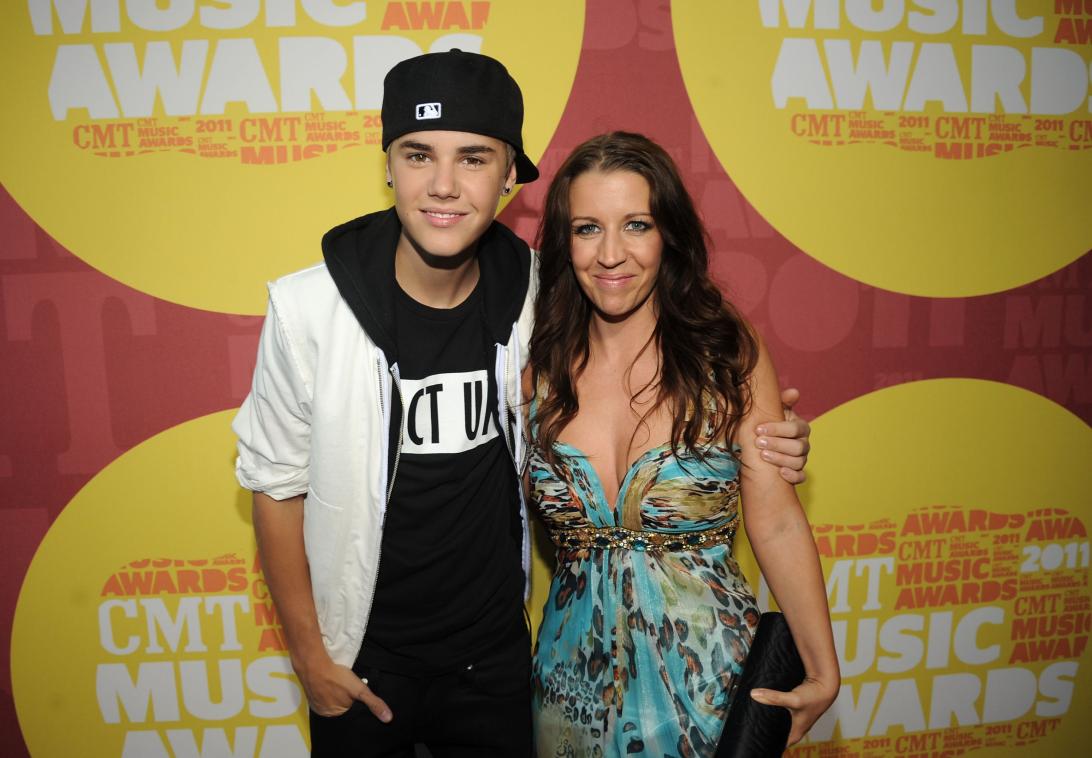 Джастин Бибер с матерью Патти Маллетт на церемонии CMT Music Awards 2011. Нашвилл, Бриджстоун-Арена, 8 июня 2011 года.