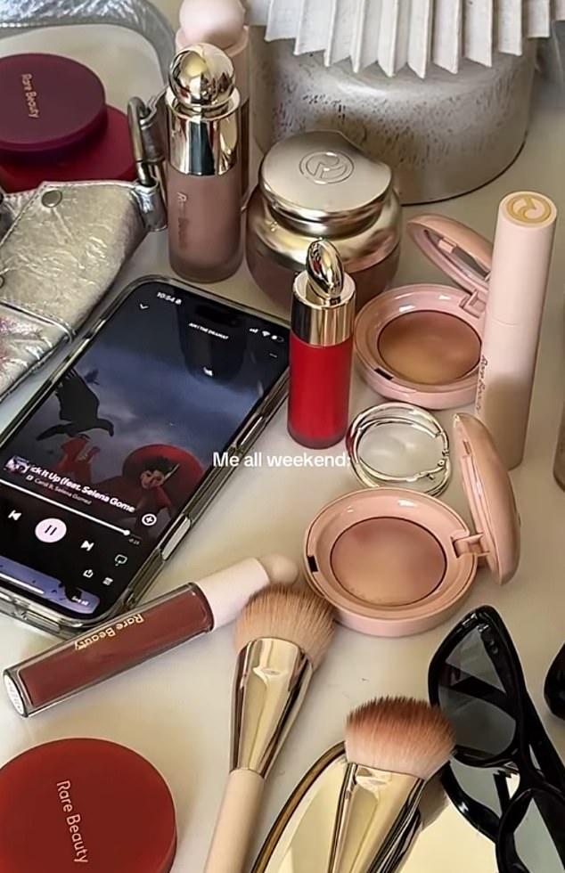 Певица в Instagram показала стол с косметикой Rare и телефоном с песней Cardi B и Гомес, написав: "Я все выходные". Это намек на свадьбу.
