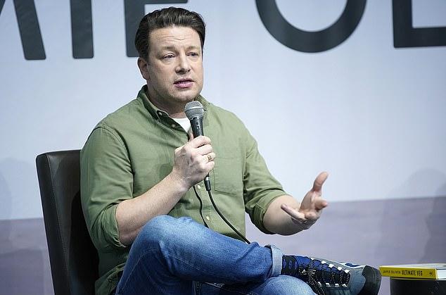 Джейми Оливер рассказал, как его «забирали» с уроков в «класс для детей с особыми потребностями», эмоционально вспоминая насмешки из-за своей дислексии