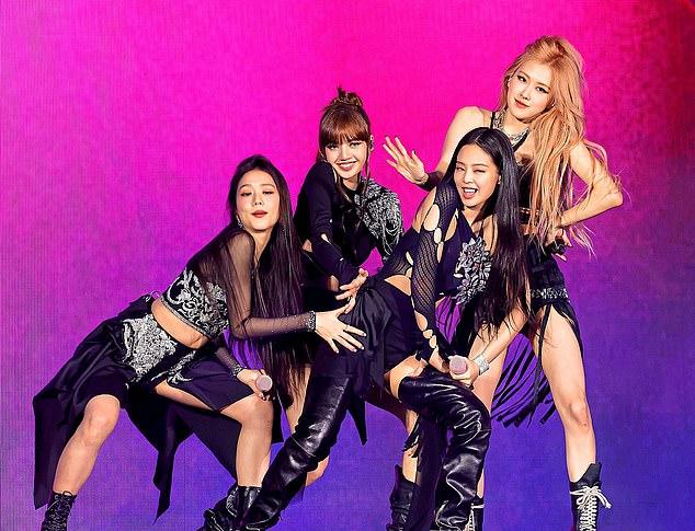 Откровенное выступление Лисы из Blackpink вызвало бурную полемику в соцсетях