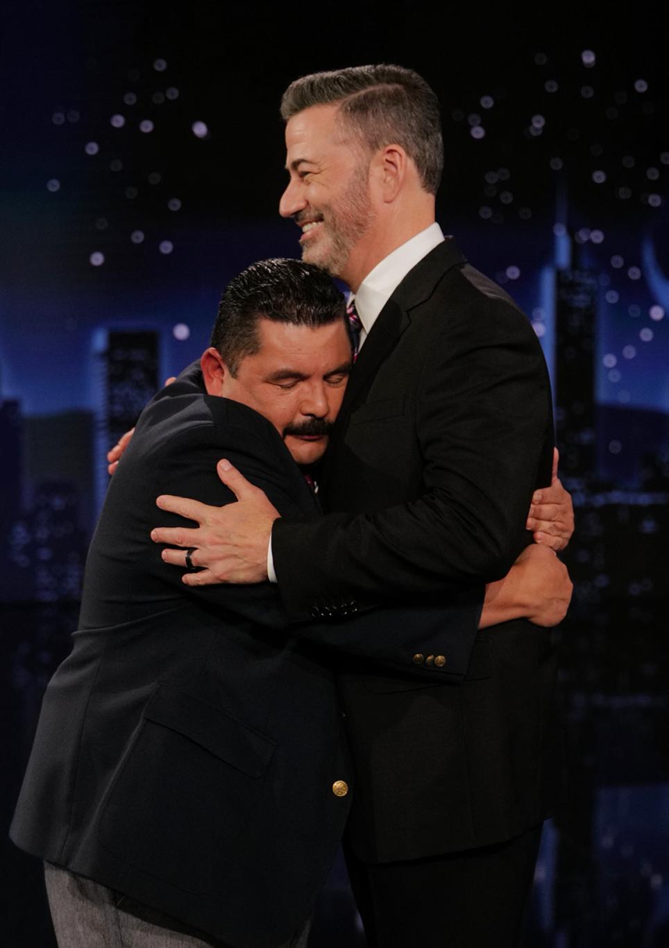 Джимми Киммел обнимает Гильермо Родригеса на "Jimmy Kimmel Live!" в 2025 году.
