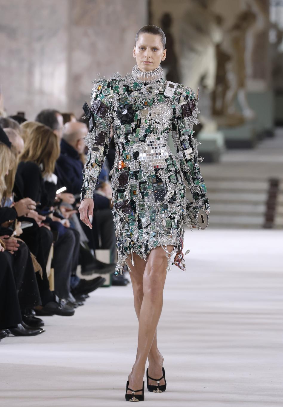 Платье-компьютер Schiaparelli: весенний от-кутюр 2024.