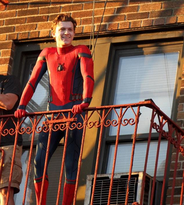 Из-за травмы на съемках, остановившей производство нового фильма Marvel, Том (на фото 2016) стал проводить дома больше времени, чем когда-либо.