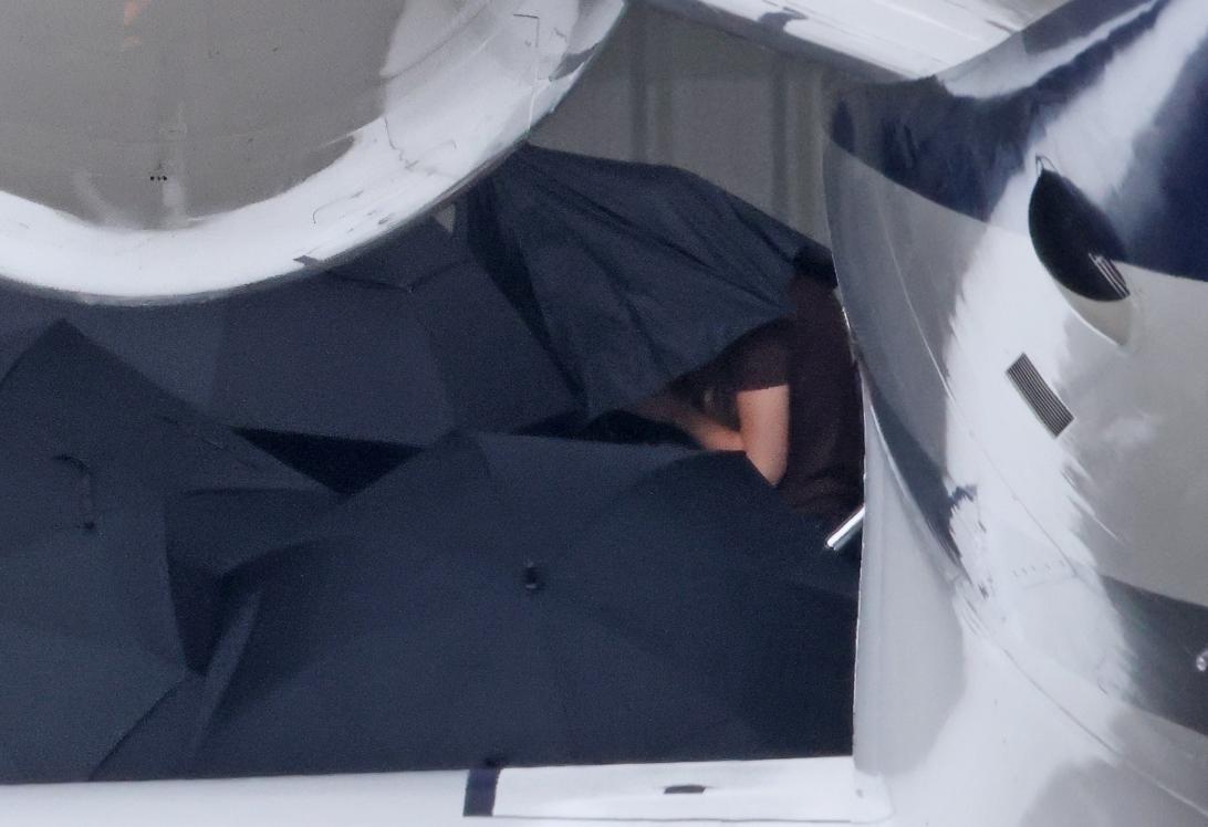 Тейлор Свифт прибыла на звездную свадьбу Селены Гомес, скрываясь за зонтами