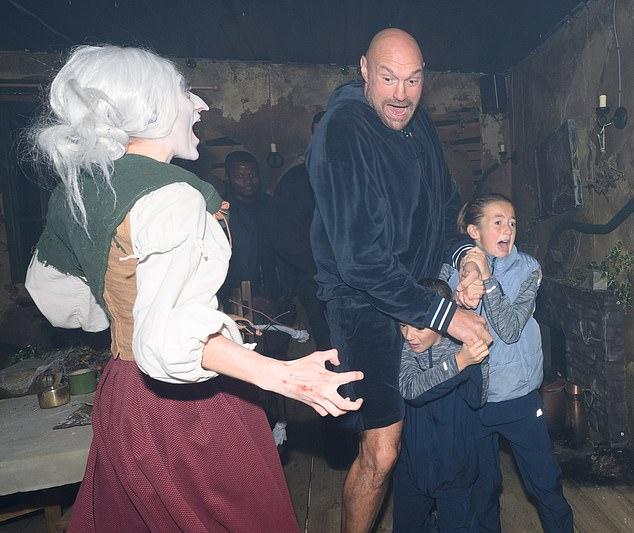 Тайсон Фьюри вздрогнул от испуга на Scarefest 2025 в Alton Towers, куда приехал с младшими сыновьями