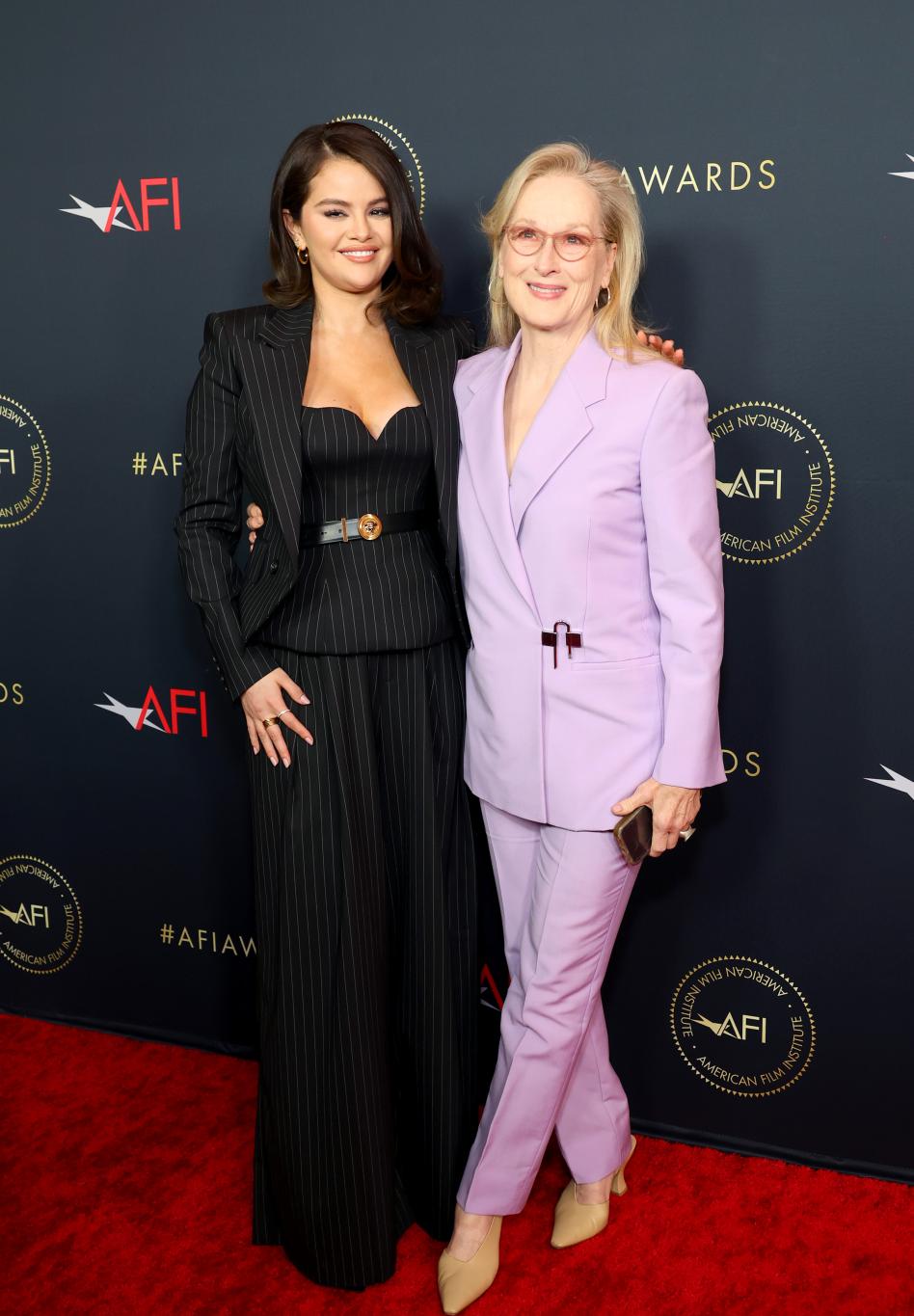 Селена Гомес и Мерил Стрип на обеде AFI Awards в отеле Four Seasons Beverly Hills, Лос-Анджелес, 12 января 2024 года.
