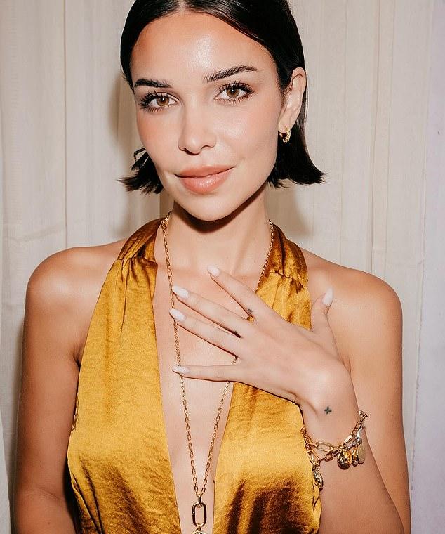 Джеки (на фото) теперь сотрудничает с такими люксовыми брендами, как Dior, Burberry, Jimmy Choo, Pandora и Sol De Janeiro.