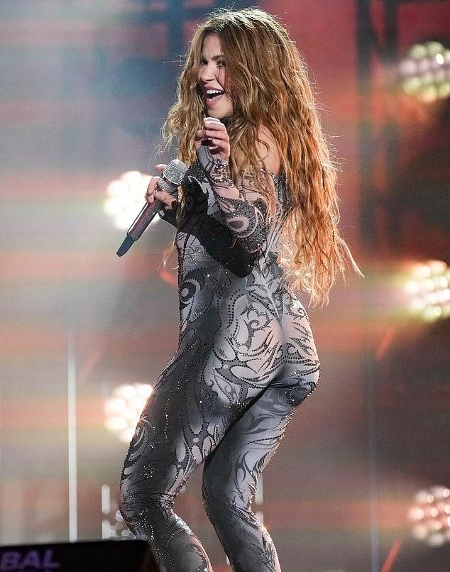 Исполнительница хита «Hips Don't Lie» эффектно демонстрировала свои округлые ягодицы, танцуя на сцене в обтягивающем костюме.