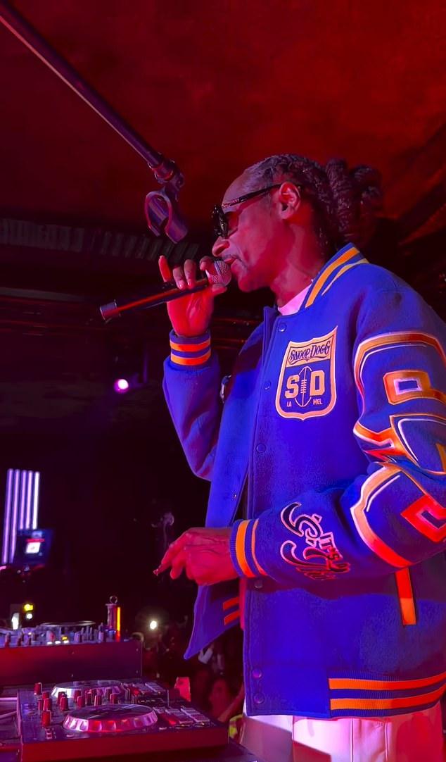 Поклонники, выложившие от $80 до $3000+, ждали Доггфазера до глубокой ночи, после 2 часов утра, когда он наконец явился.