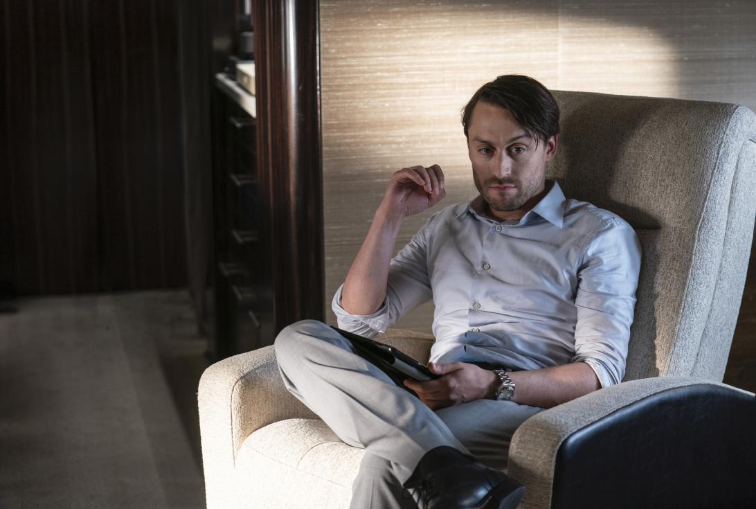 Киран Калкин в роли Романа Роя на HBO.
