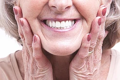 От золотой проволоки до 3D-печати: как появились съёмные зубные протезы