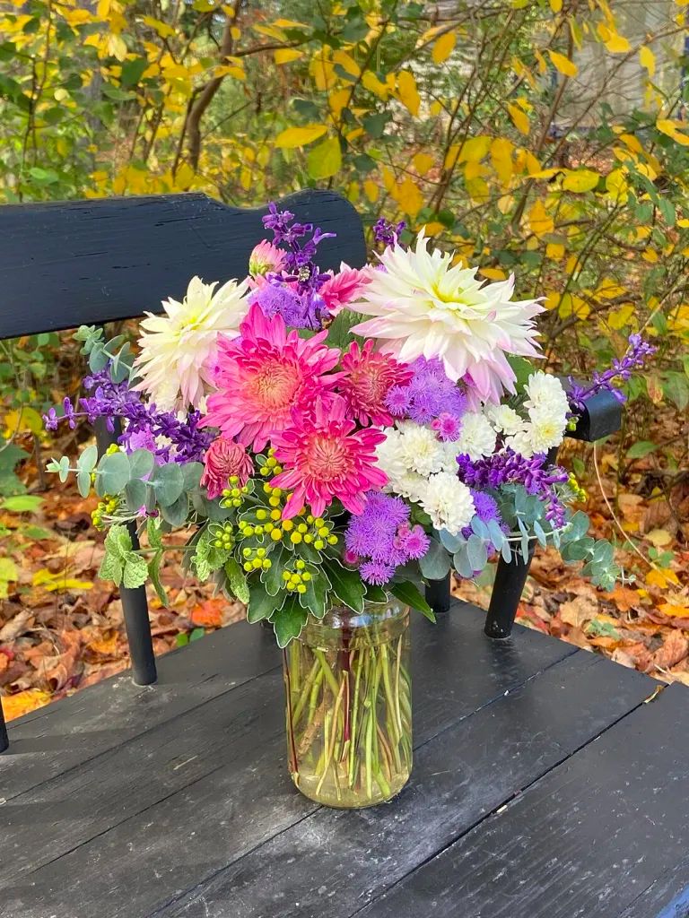 Золотая осень в вазе: Как продлить жизнь букетам хризантем, георгинов и бархатцев