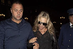 Кейт Мосс потребовалась помощь телохранителя, когда она возвращалась в свой отель после очередного вечернего выхода в Париже