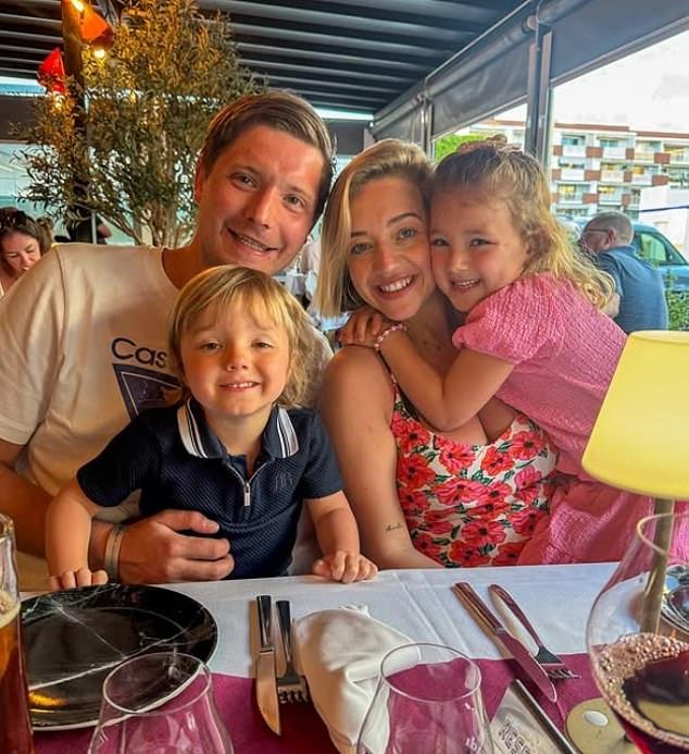 Келси, мать Аурелии (6) и Бодхи (4), родила Феникса на 39 неделе от Уилла Линдси, обретя новую любовь после смерти Тома.