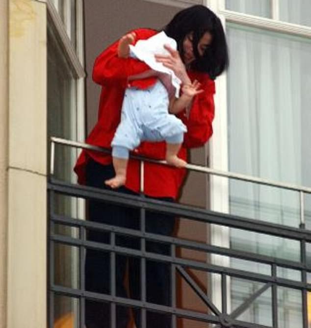 Как сейчас выглядит младший сын Майкла Джексона Биги, ранее известный как Бланкет