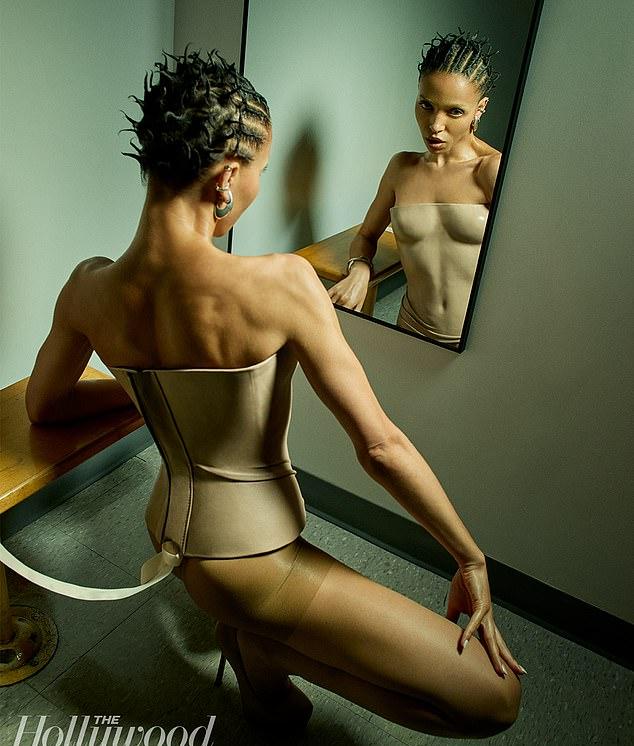 FKA Twigs произвела фурор на съемке, показав точеное тело в корсете нюдового цвета.
