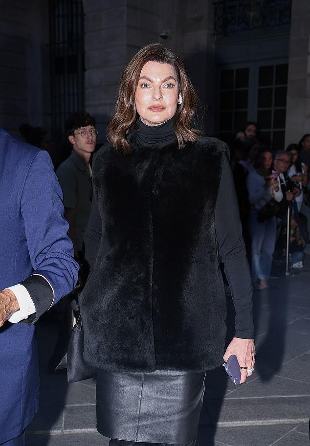 Линда Евангелиста предстала в Париже в своей лучшей супермодельной форме – после того, как призналась, что ей все еще нужна терапия, чтобы смотреть на себя в зеркало после «неудачной» пластической операции