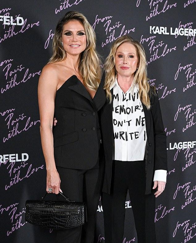 Хайди Клум потеряла равновесие, покидая вечеринку Карла Лагерфельда в Париже