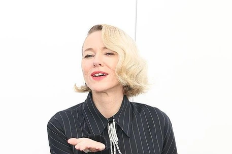 Наоми Уоттс стала центром внимания на показе Mugler Womenswear Весна/Лето 2026 в рамках Недели моды в Париже в четверг
