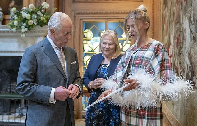 В Dumfries House, 76-летний Чарльз восхитился тартановым нарядом Сиобан Маккензи, шотландского дизайнера с Блэк-Айла.