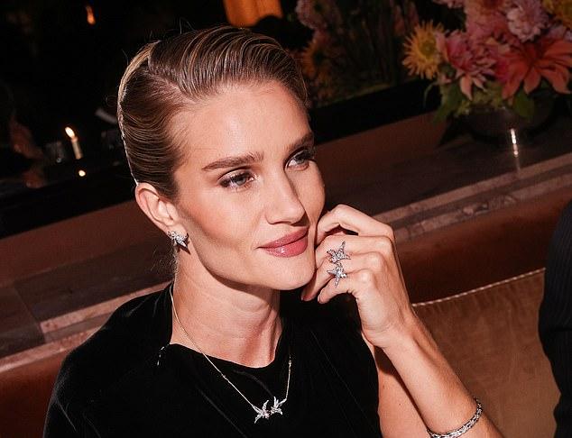 Рози Хантингтон-Уайтли в эффектном платье на роскошном мероприятии Tiffany & Co. в Париже